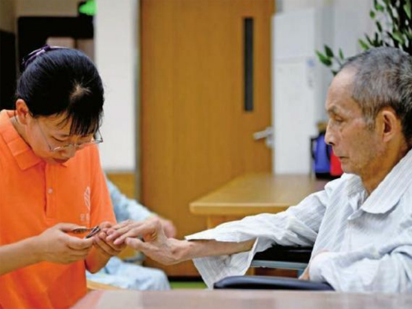 青島陪護(hù)老人護(hù)工公司哪家好